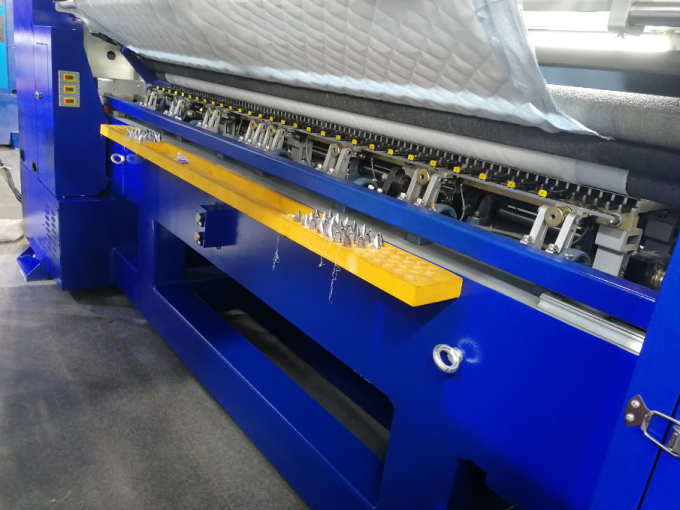 Machine piquante automatisée de multineedle avec la chaîne de production d'édredon de dispositif de coupe de bord