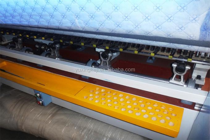 Couvertures multi d'aiguille d'ordinateur à grande vitesse de Yuxing piquant le prix de machine avec le dispositif de coupe de bord